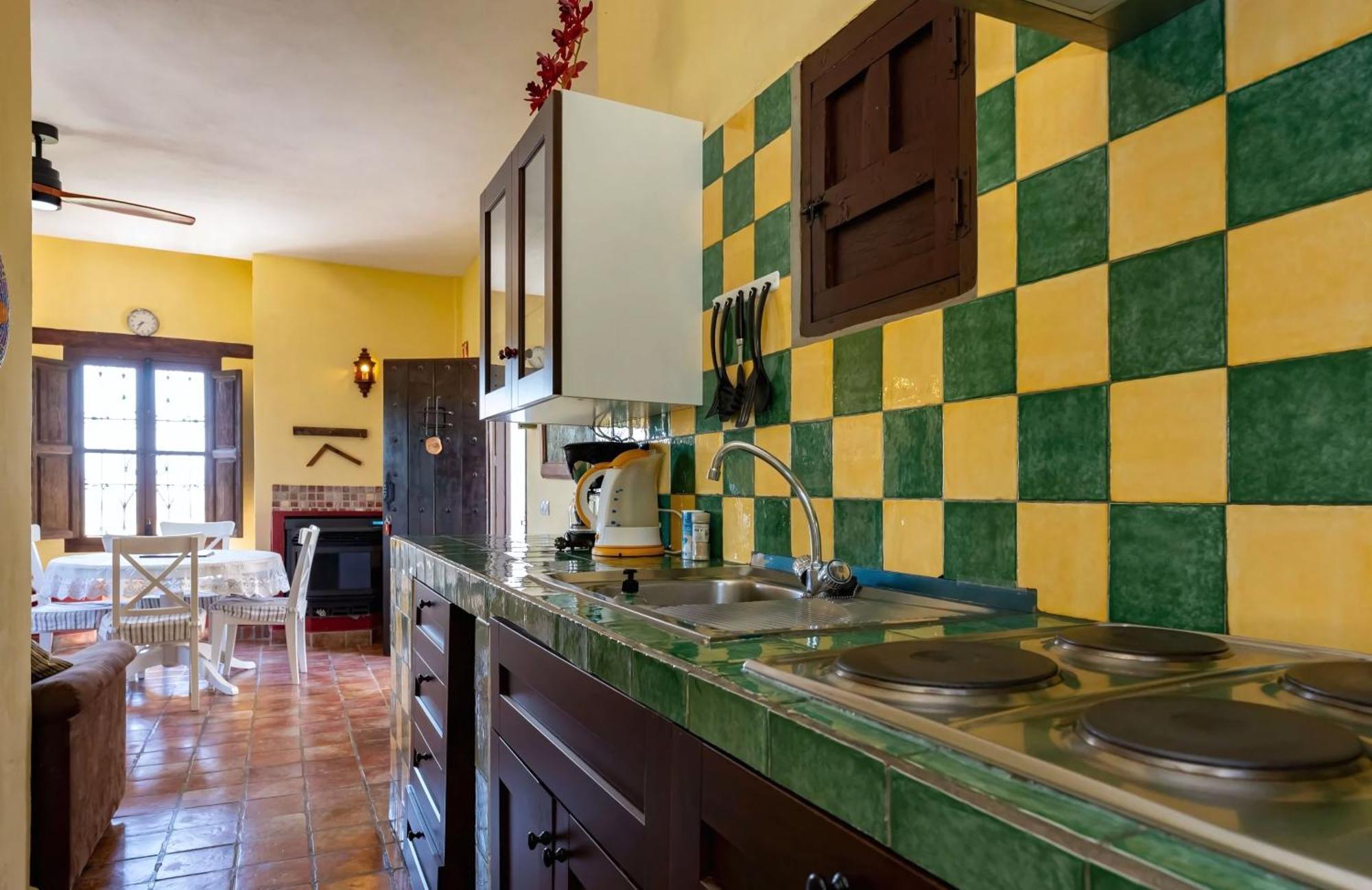 Castle Tower Ground Floor Apartment In Rural Holiday Park 'Cezanne' 톨록스 외부 사진
